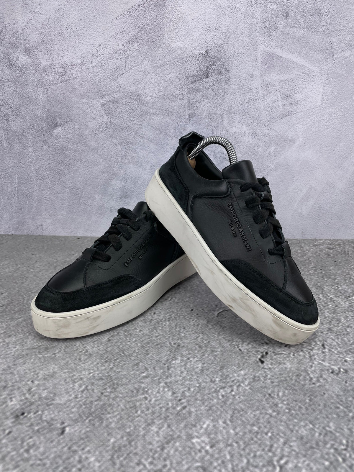 Emporio Armani Sneakers Platform X3X207XN391 - buty sportowe, para butów, widok z boku na tle studyjnym