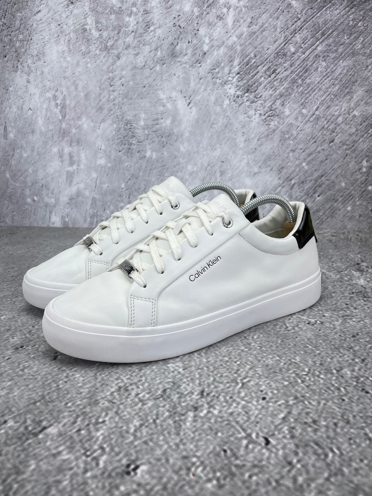 Calvin Klein Sneakers HW0HW02747 - buty sportowe, widok z boku na tle studyjnym