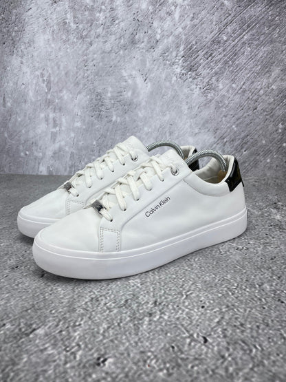 Calvin Klein Sneakers HW0HW02747 - buty sportowe, widok z boku na tle studyjnym