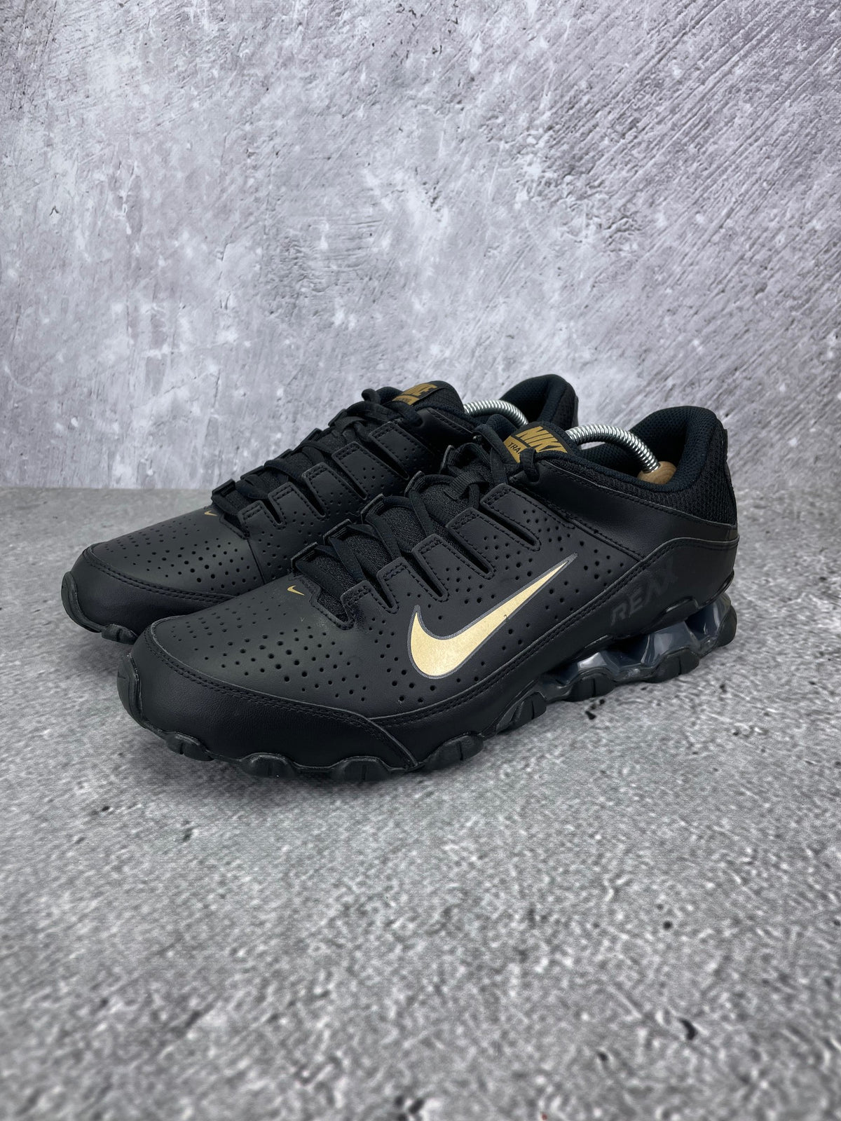 Nike Reax 8 Tr 616272-009 - buty sportowe, widok z boku na tle studyjnym