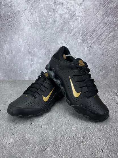 Nike Reax 8 Tr 616272-009 - buty sportowe, para butów, widok z boku na tle studyjnym