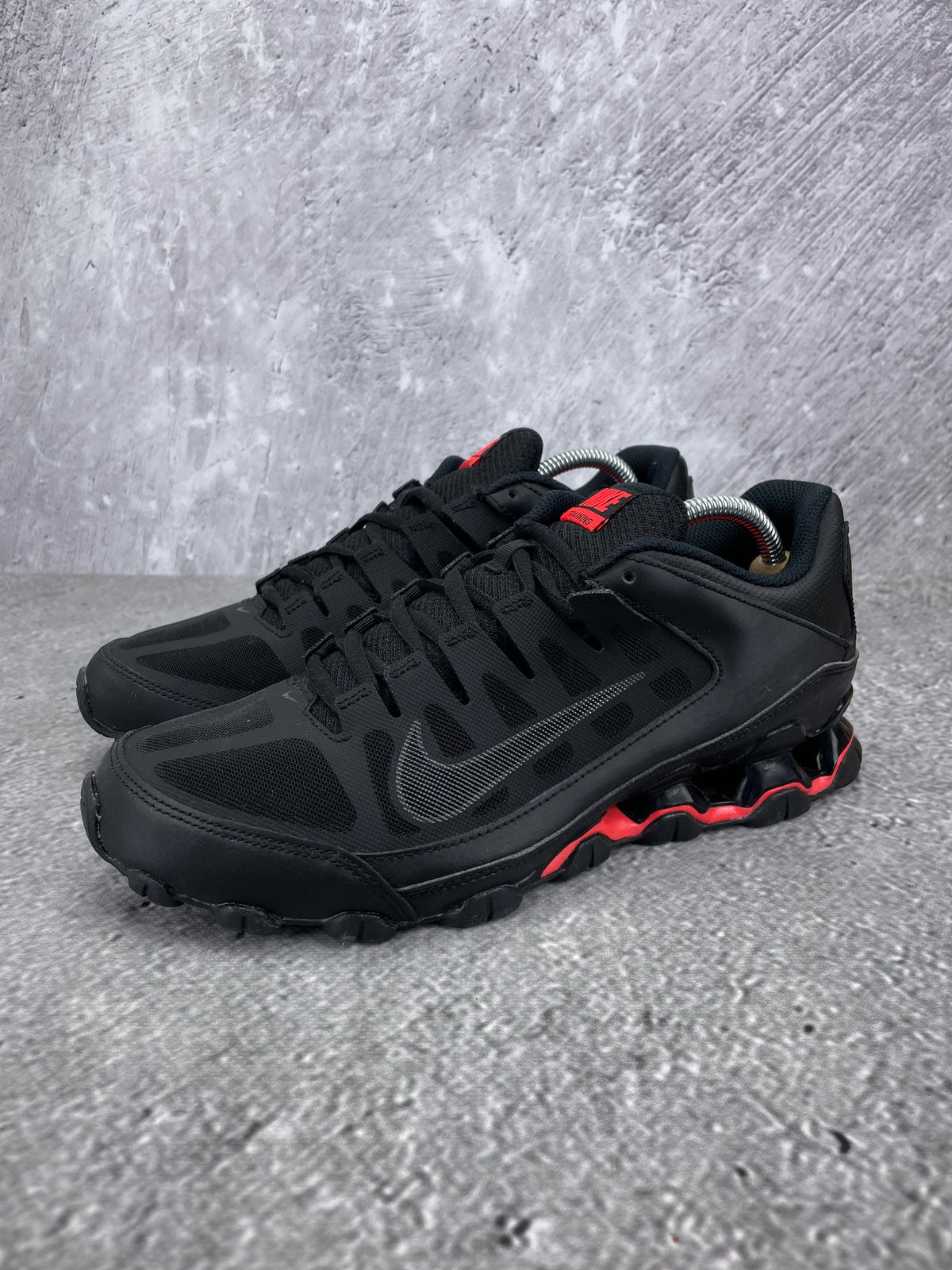 Nike Reax 8 Tr 621716-060 - buty sportowe, widok z boku na tle studyjnym