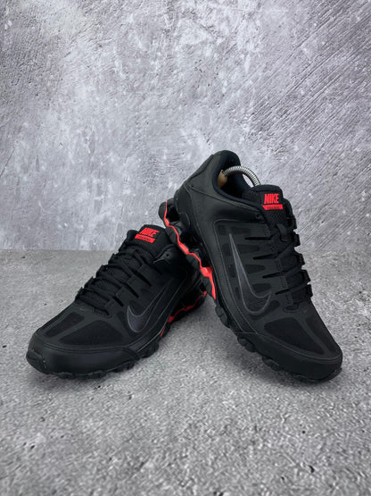 Nike Reax 8 Tr 621716-060 - buty sportowe, para butów, widok z boku na tle studyjnym