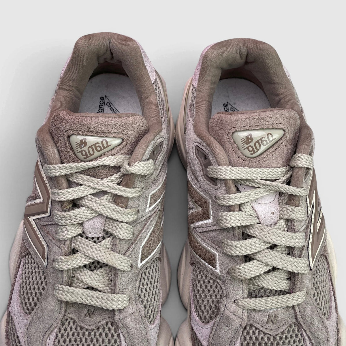 New Balance 9060 Mushroom Arid Stone — buty sportowe damskie w bardzo dobrym stanie rozmiar 38, detal