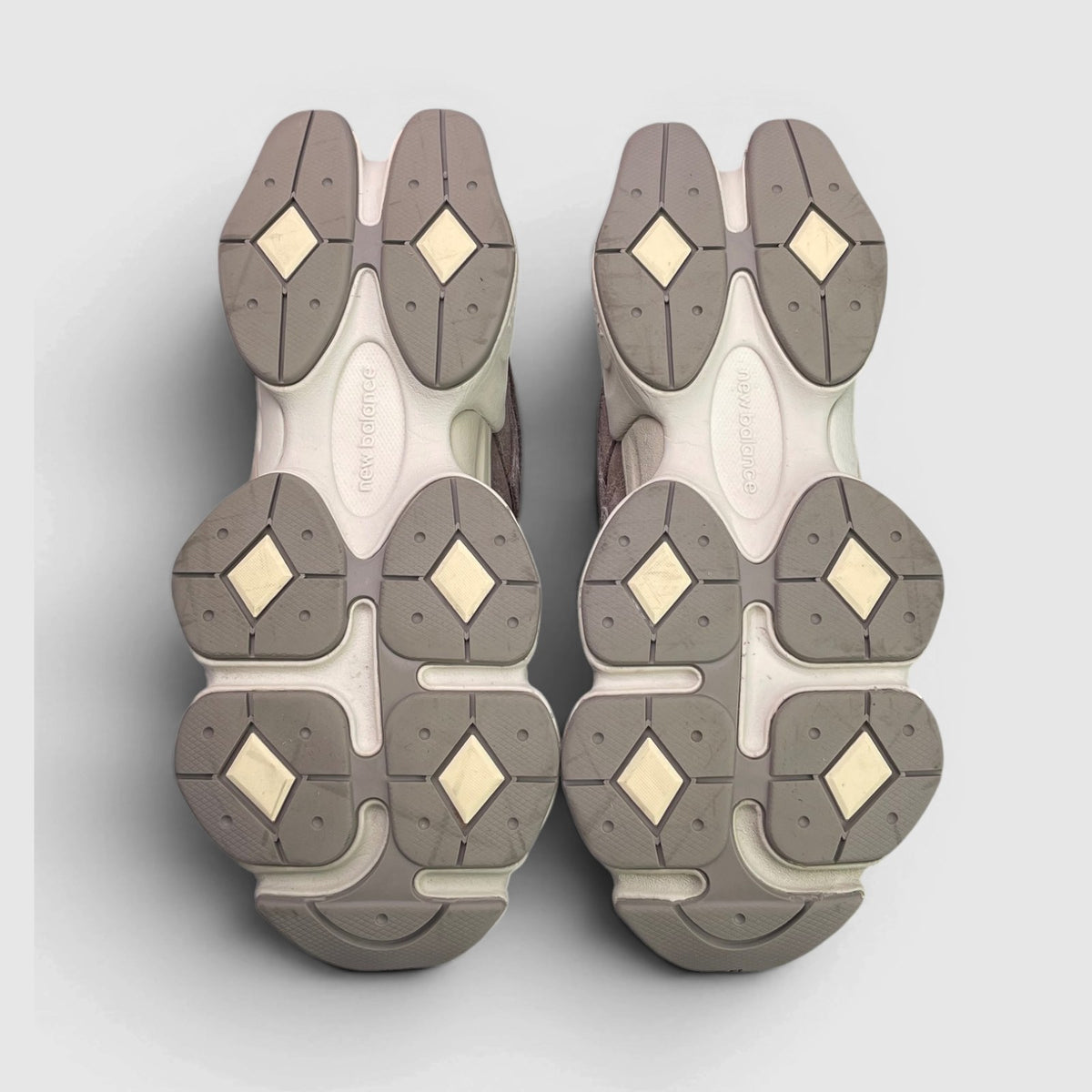 New Balance 9060 Mushroom Arid Stone — buty sportowe damskie w bardzo dobrym stanie rozmiar 38, podeszwa