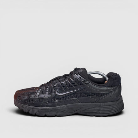 Nike P-6000 Black, buty sportowe męskie w bardzo dobrym stanie rozmiar 43, boczny profil, lewa strona