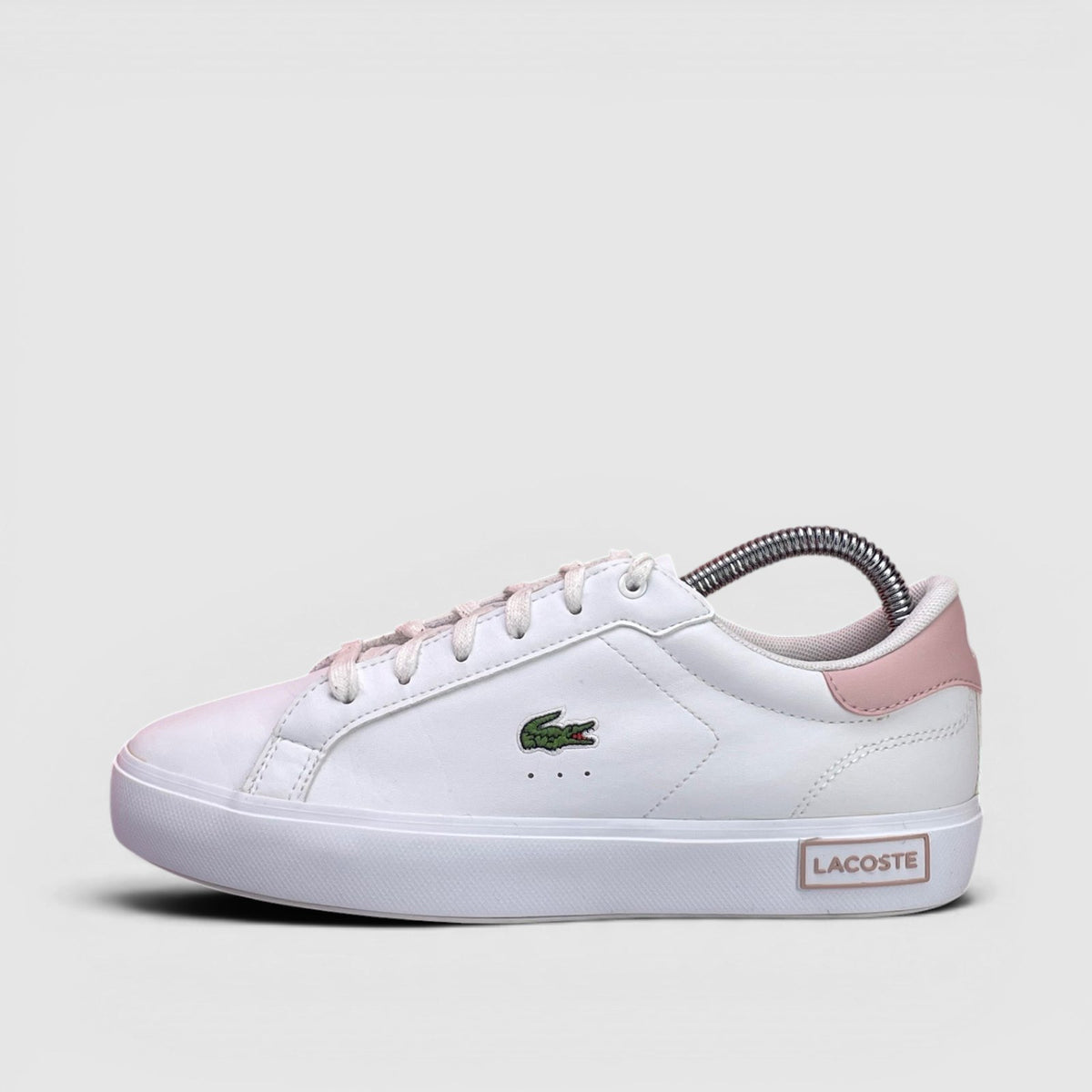 Lacoste Powercourt — buty sportowe damskie w bardzo dobrym stanie rozmiar 37, boczny profil, lewa strona
