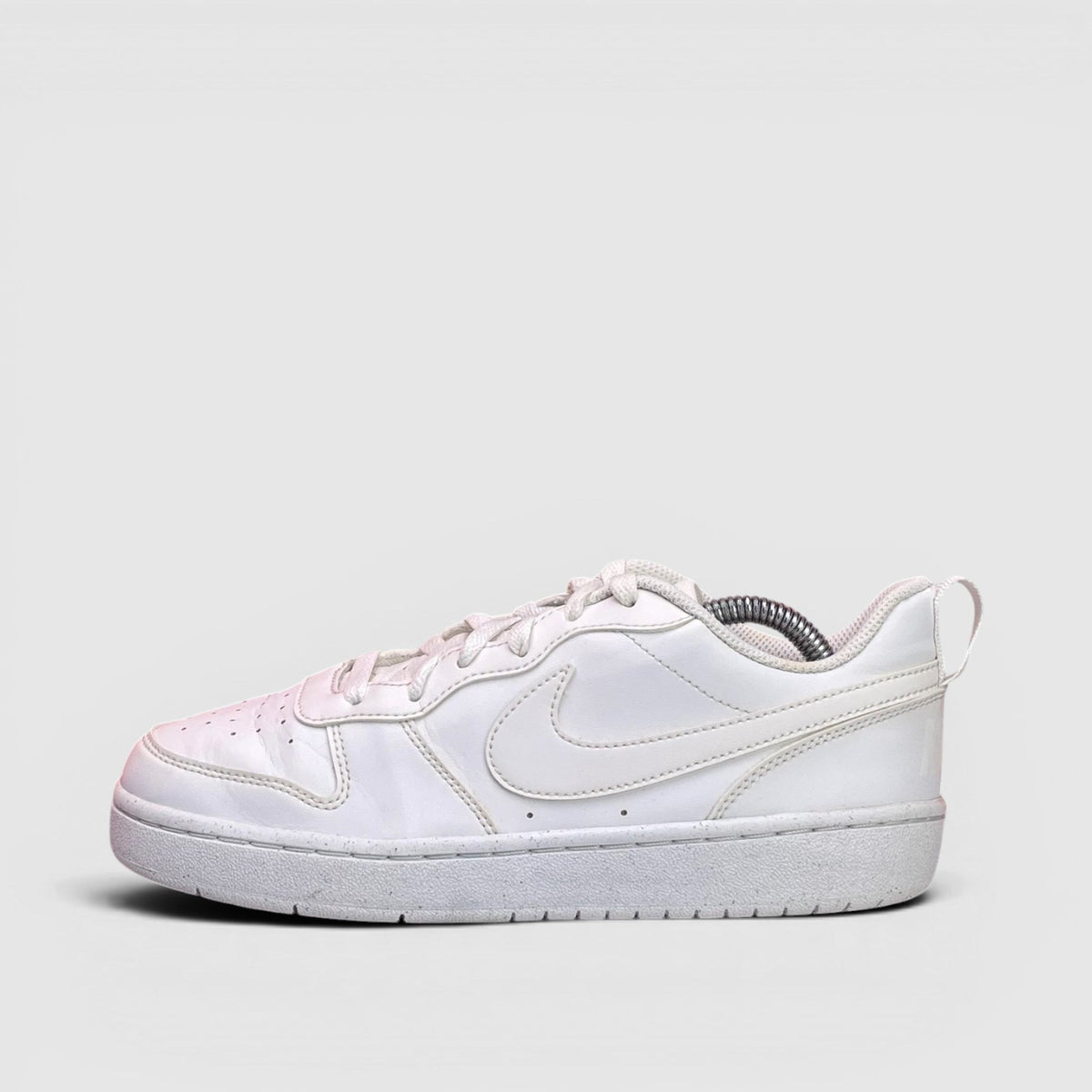 Nike Court Borough Low Triple White — buty sportowe damskie w bardzo dobrym stanie rozmiar 38.5, boczny profil, lewa strona