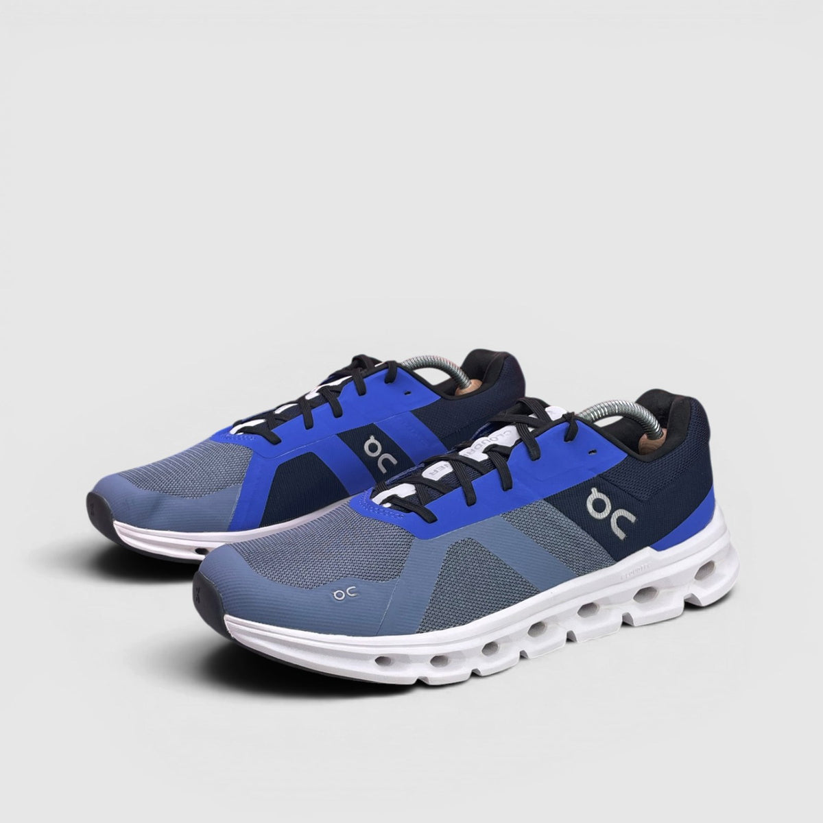On Cloudrunner — buty sportowe męskie w bardzo dobrym stanie rozmiar 44, para butów