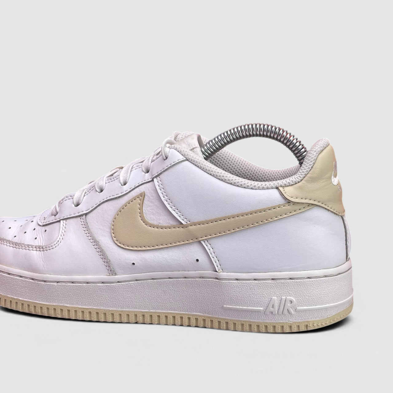Nike Air Force 1 — buty sportowe męskie w bardzo dobrym stanie rozmiar 40, boczny profil, prawa strona