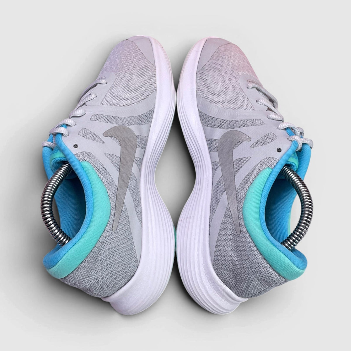 Nike Revolution 4 — buty sportowe damskie w bardzo dobrym stanie rozmiar 37.5, widok z góry