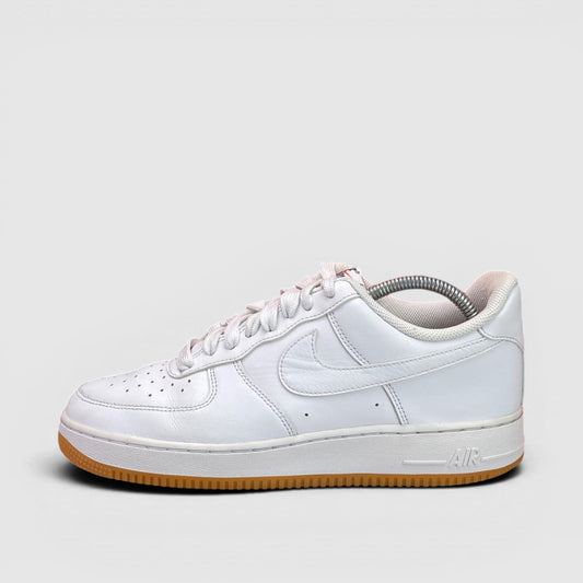 Nike Air Force 1 Low White Gum — buty sportowe damskie w bardzo dobrym stanie rozmiar 41, boczny profil, lewa strona