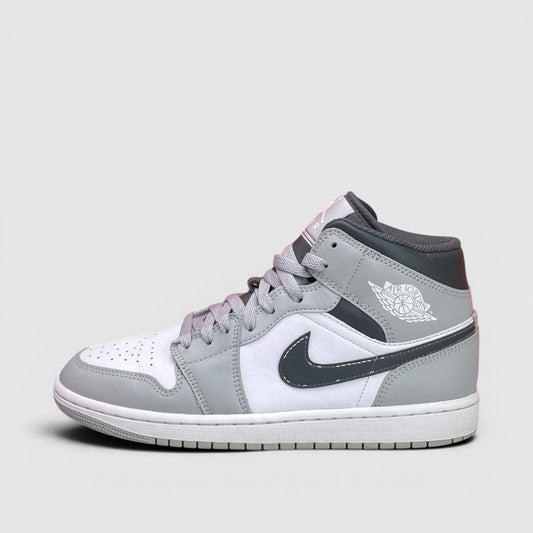 Jordan Air Jordan 1 Mid Light Smoke Grey — buty sportowe męskie w bardzo dobrym stanie rozmiar 41, boczny profil, lewa strona