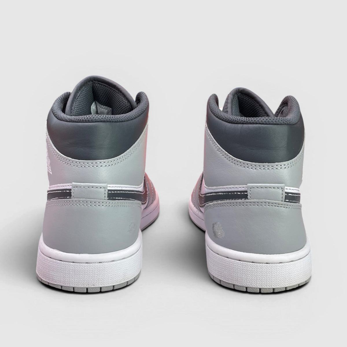 Jordan Air Jordan 1 Mid Light Smoke Grey — buty sportowe męskie w bardzo dobrym stanie rozmiar 41, widok z tyłu