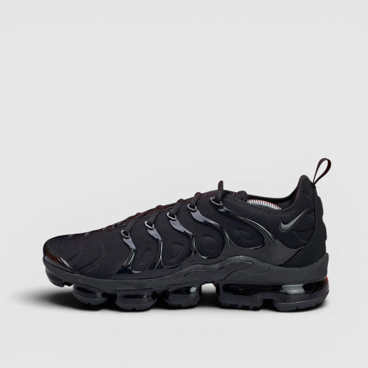 Nike Air VaporMax Plus Triple Black — buty sportowe męskie w bardzo dobrym stanie rozmiar 46, widok z boku