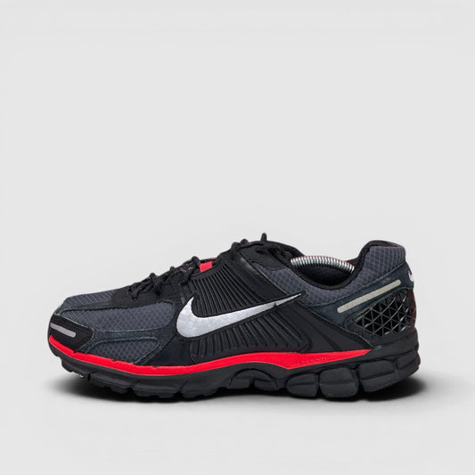 Nike Zoom Vomero 5 — buty sportowe męskie w bardzo dobrym stanie rozmiar 45.5, boczny profil, lewa strona