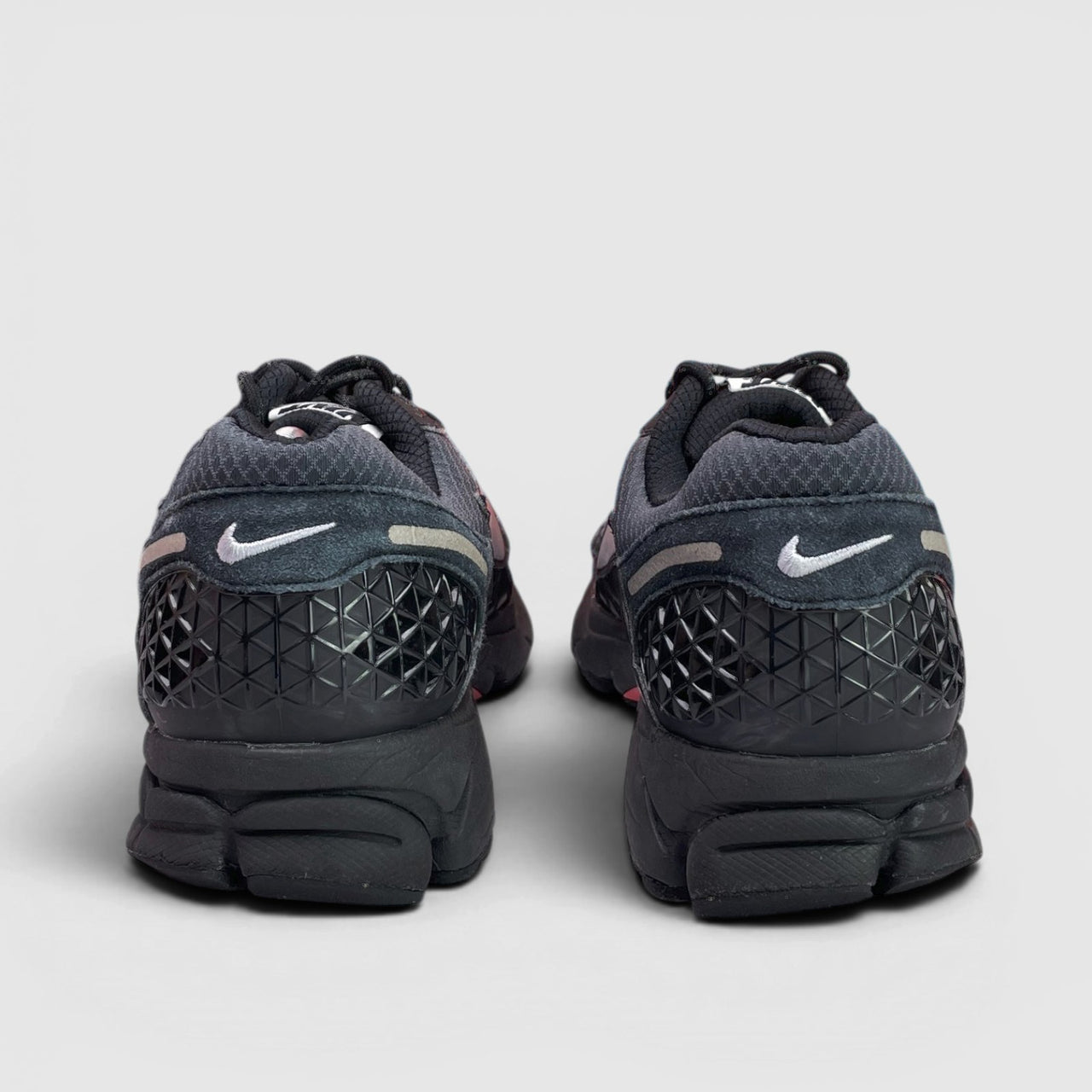 Nike Zoom Vomero 5 — buty sportowe męskie w bardzo dobrym stanie rozmiar 45.5, widok z tyłu