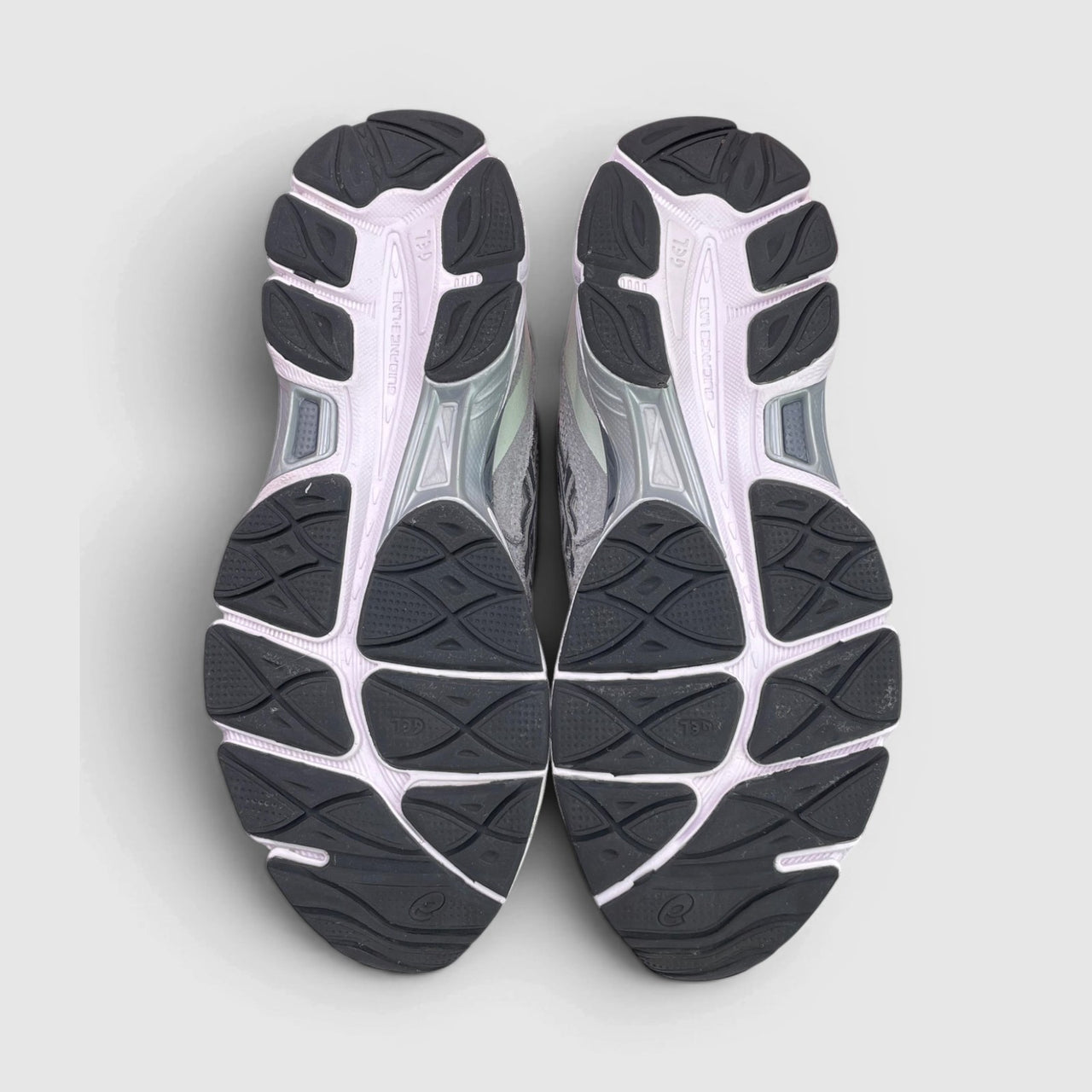 Asics Gel-Nyc — buty sportowe męskie w bardzo dobrym stanie rozmiar 40, podeszwa
