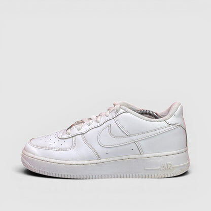 Nike Air Force 1 Low Triple White — buty sportowe damskie w bardzo dobrym stanie rozmiar 39, boczny profil, lewa strona