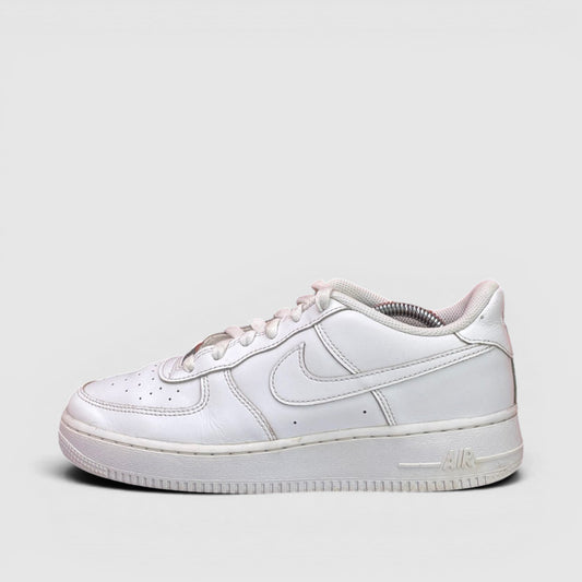Nike Air Force 1 Low Triple White — buty sportowe damskie w bardzo dobrym stanie rozmiar 39, boczny profil, lewa strona