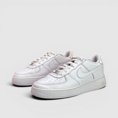 Nike Air Force 1 Low Triple White — buty sportowe damskie w bardzo dobrym stanie rozmiar 39, para butów