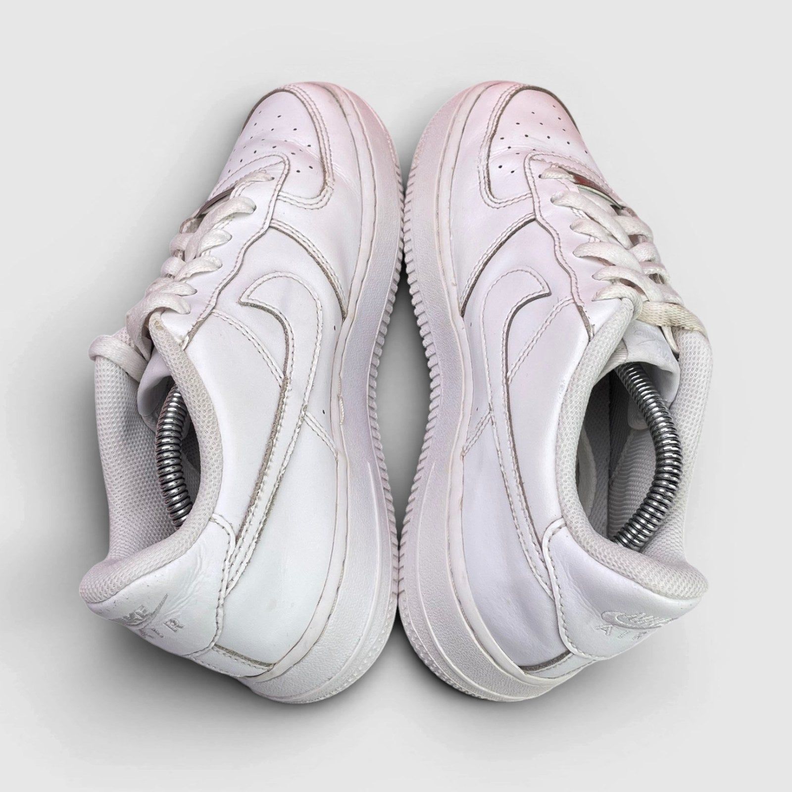 Nike Air Force 1 Low Triple White — buty sportowe damskie w bardzo dobrym stanie rozmiar 39, widok z góry