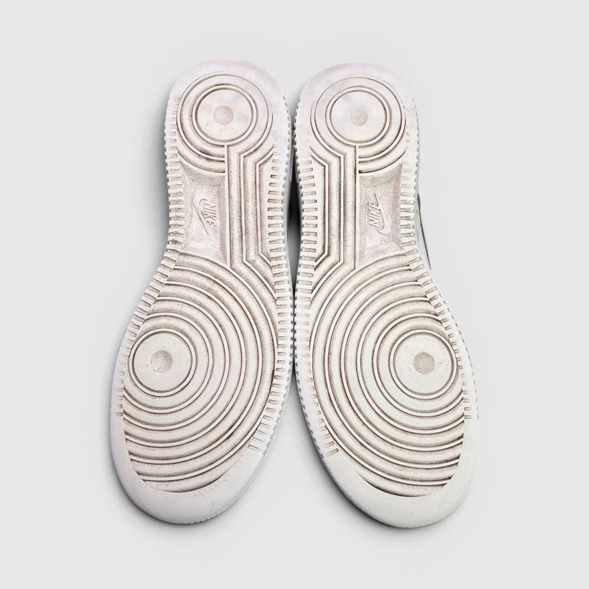 Nike Air Force 1 Low Triple White — buty sportowe damskie w bardzo dobrym stanie rozmiar 39, podeszwa