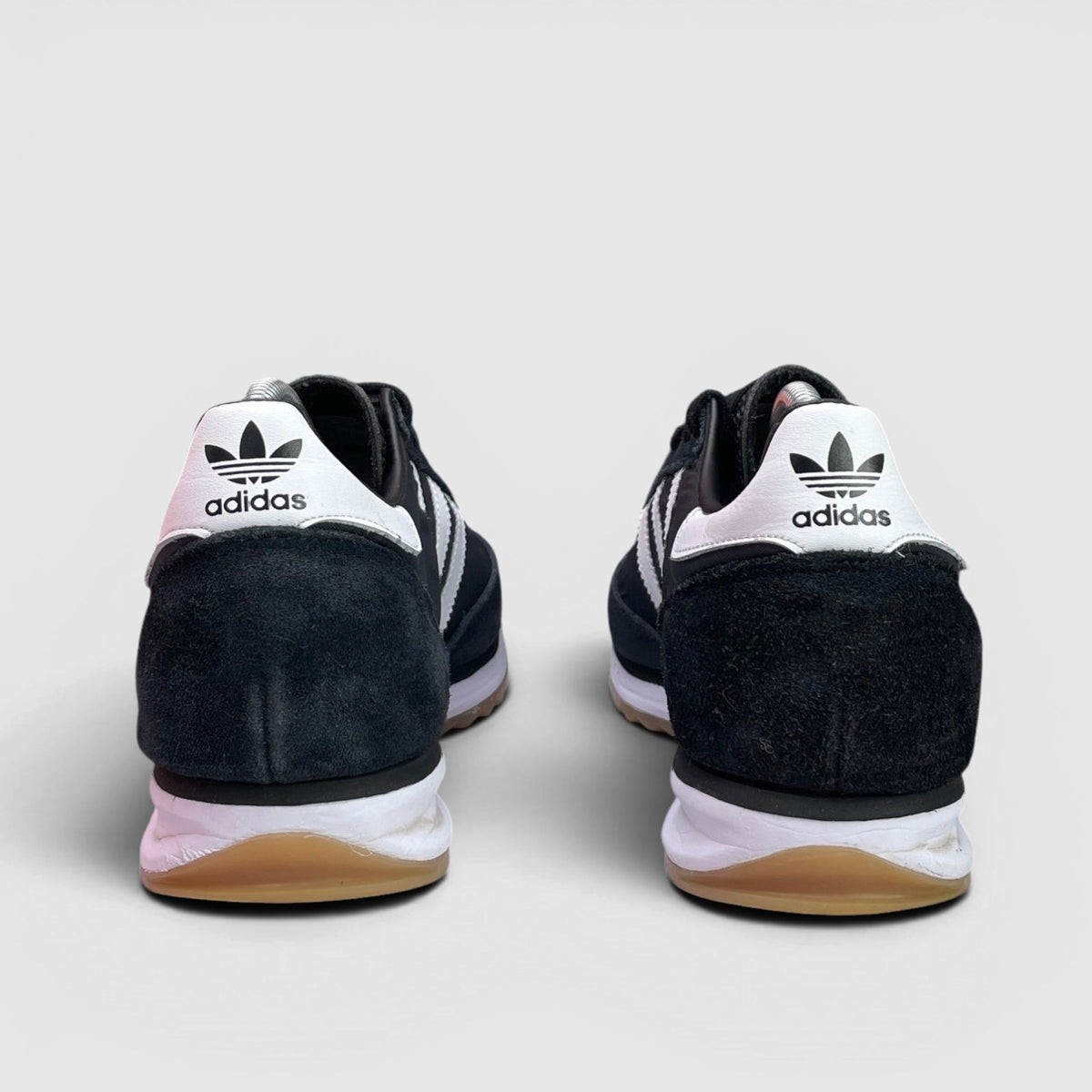 Adidas SL 72 RS Core Black / Cloud White / Blue — buty sportowe męskie w bardzo dobrym stanie rozmiar 42 2/3, widok z góry na zewnętrzną stronę butów
