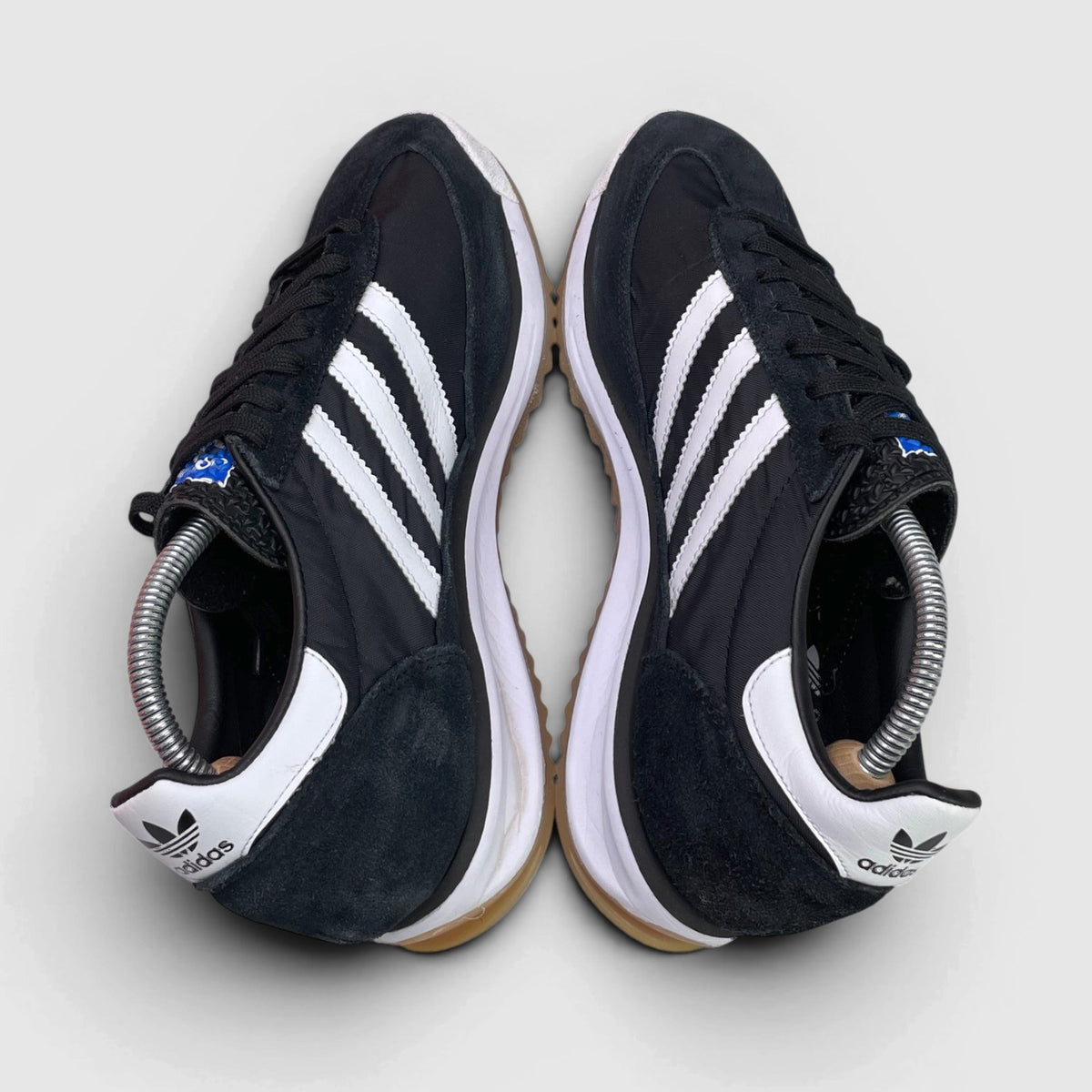 Adidas SL 72 RS Core Black / Cloud White / Blue — buty sportowe męskie w bardzo dobrym stanie rozmiar 42 2/3, zewnętrzny panel lewego buta