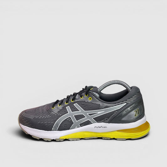 Asics Gel-Nimbus 21 — buty sportowe męskie w bardzo dobrym stanie rozmiar 41.5, widok z boku