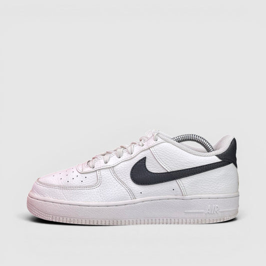 Nike Air Force 1 Low '07 White Black — buty sportowe damskie w bardzo dobrym stanie rozmiar 38, boczny profil, lewa strona