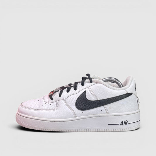 Nike Air Force 1 Low — buty sportowe damskie w bardzo dobrym stanie rozmiar 38.5, boczny profil, lewa strona