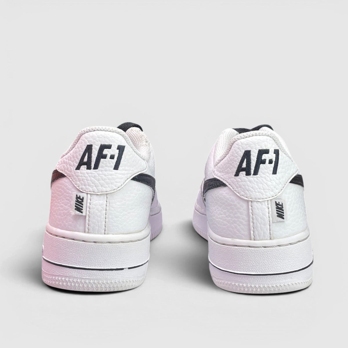 Nike Air Force 1 Low — buty sportowe damskie w bardzo dobrym stanie rozmiar 38.5, widok z tyłu