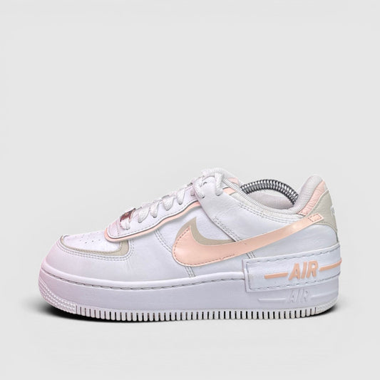 Nike Air Force 1 Low, buty sportowe damskie w bardzo dobrym stanie rozmiar 37.5, boczny profil, lewa strona
