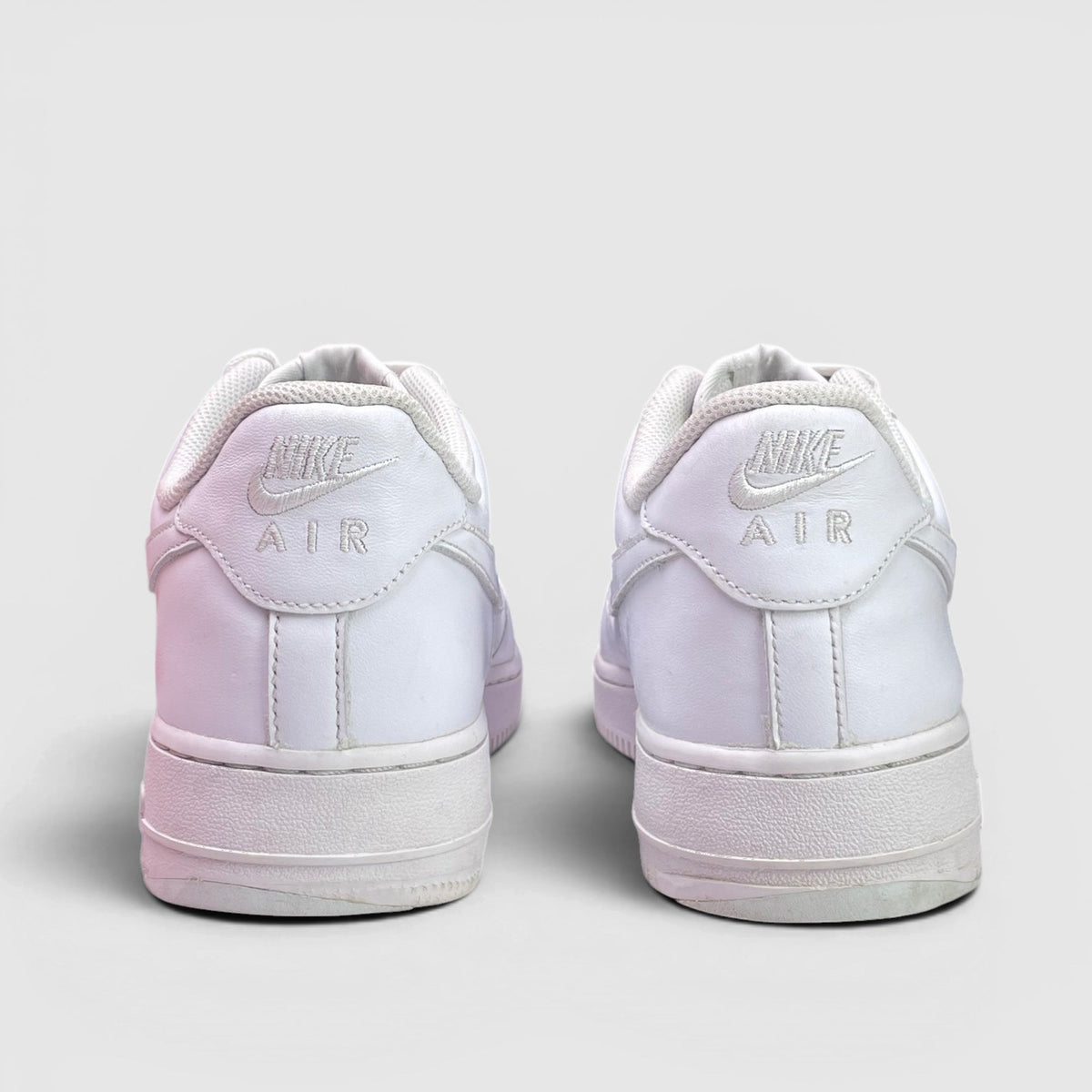 Nike Air Force 1 Low Triple White, buty sportowe męskie w bardzo dobrym stanie rozmiar 44, widok z tyłu