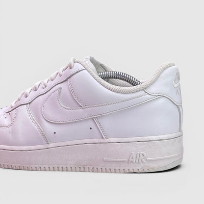 Nike Air Force 1 Low Triple White, buty sportowe męskie w bardzo dobrym stanie rozmiar 44, boczny profil, lewa strona