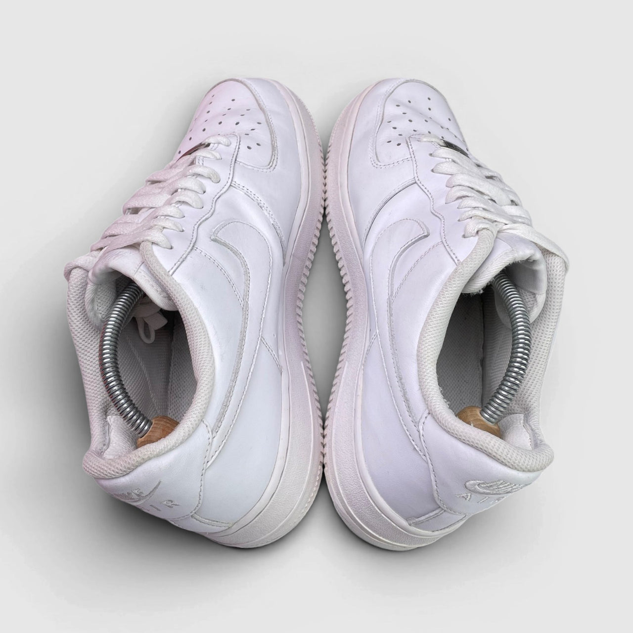 Nike Air Force 1 Low Triple White, buty sportowe męskie w bardzo dobrym stanie rozmiar 44, widok z góry