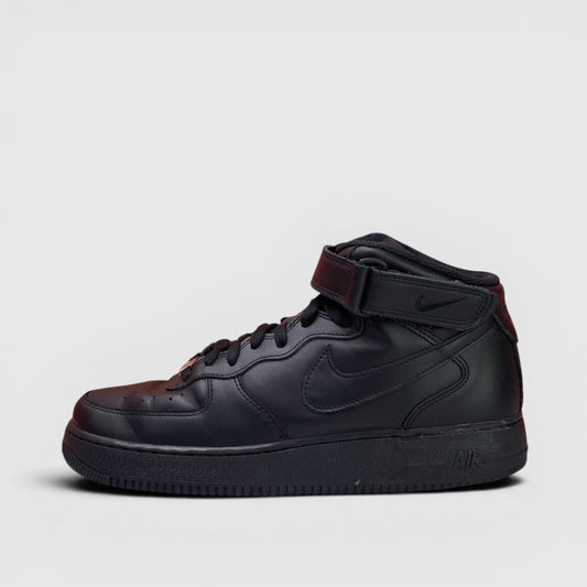 Nike Air Force 1 Mid Triple Black, buty sportowe męskie w bardzo dobrym stanie rozmiar 44, boczny profil, lewa strona