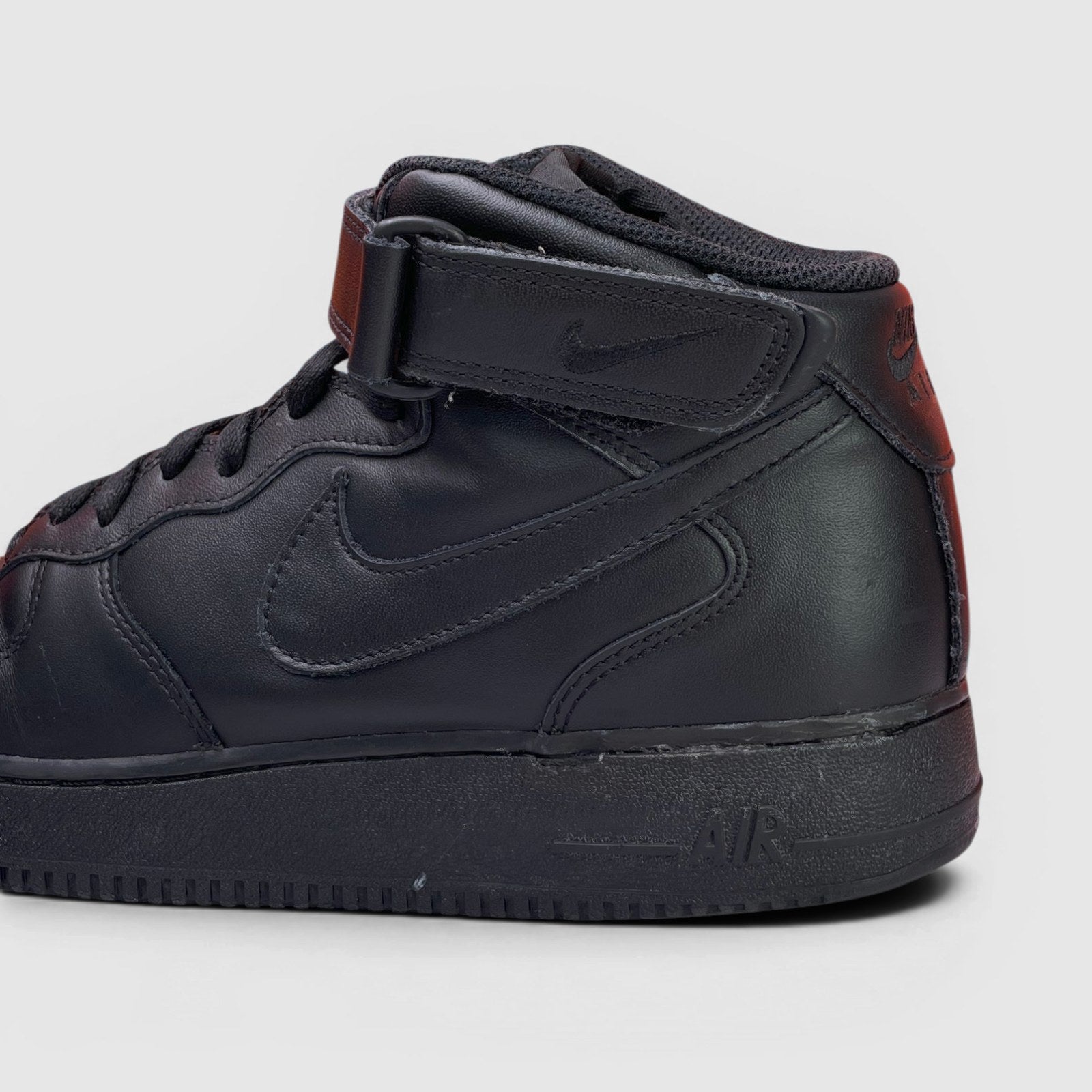 Nike Air Force 1 Mid Triple Black, buty sportowe męskie w bardzo dobrym stanie rozmiar 44, zapiętek