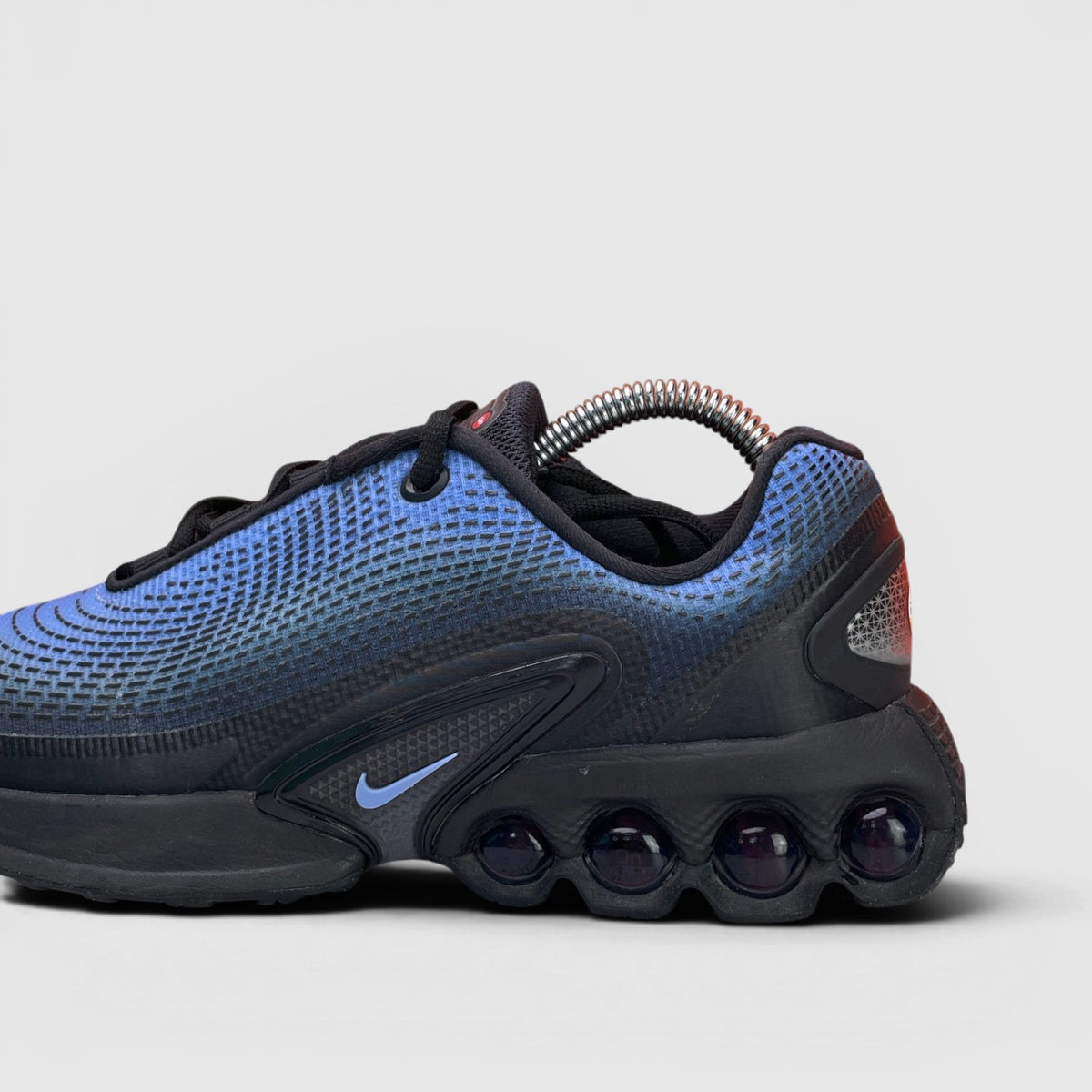 Nike Air Max DN, buty sportowe damskie w bardzo dobrym stanie rozmiar 37.5, boczny profil, lewa strona