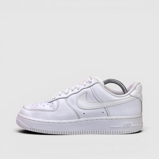 Nike Air Force 1 Low Triple White, buty sportowe damskie w bardzo dobrym stanie rozmiar 38, boczny profil, prawa strona