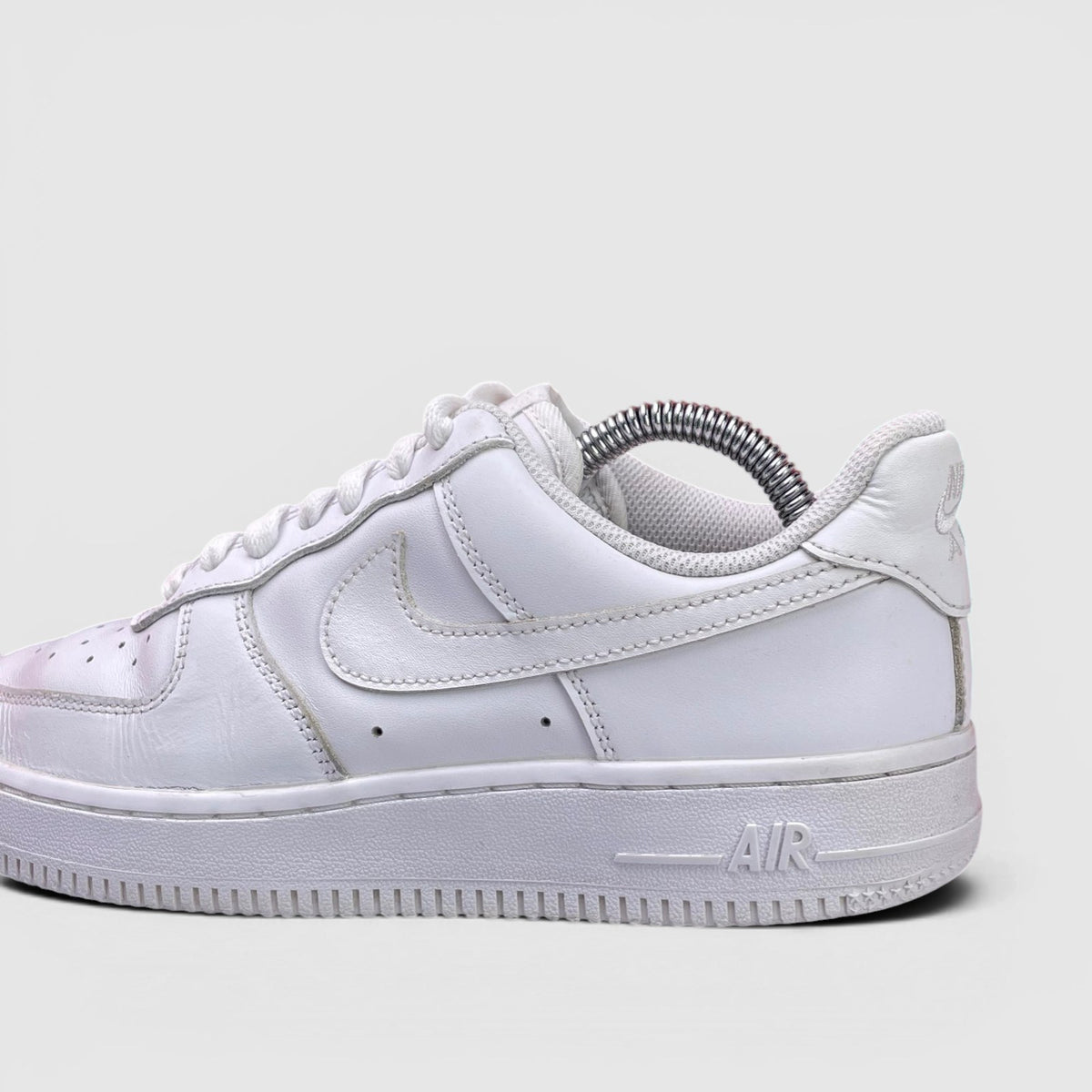 Nike Air Force 1 Low Triple White, buty sportowe damskie w bardzo dobrym stanie rozmiar 38, boczny profil, lewa strona