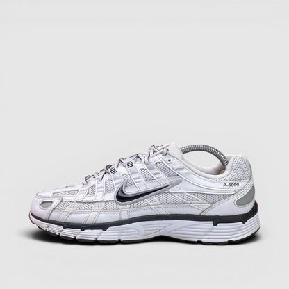 Nike P-6000 White Metallic Silver Black, buty sportowe męskie w bardzo dobrym stanie rozmiar 42.5, boczny profil, lewa strona