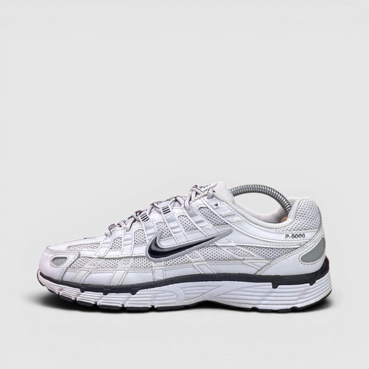 Nike P-6000 White Metallic Silver Black, buty sportowe męskie w bardzo dobrym stanie rozmiar 42.5, boczny profil, lewa strona
