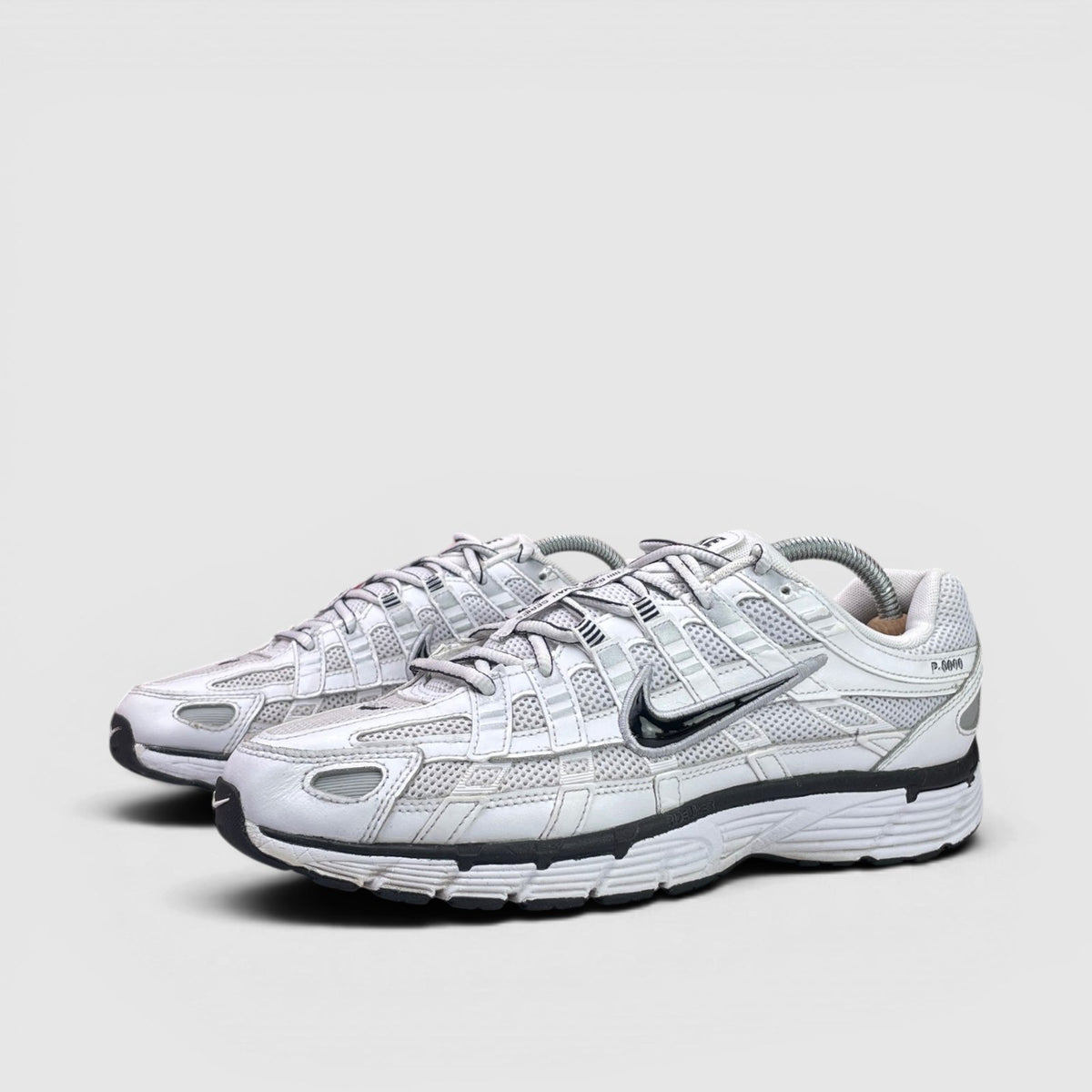 Nike P-6000 White Metallic Silver Black, buty sportowe męskie w bardzo dobrym stanie rozmiar 42.5, para butów