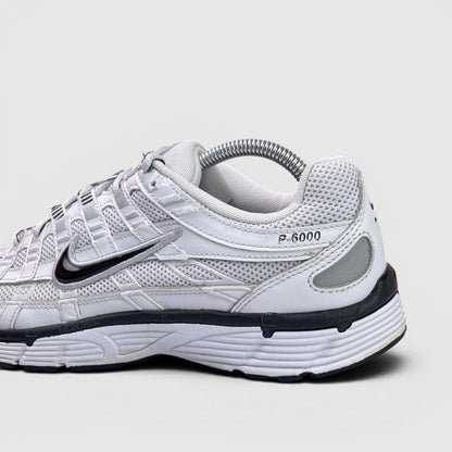 Nike P-6000 White Metallic Silver Black, buty sportowe męskie w bardzo dobrym stanie rozmiar 42.5, detal