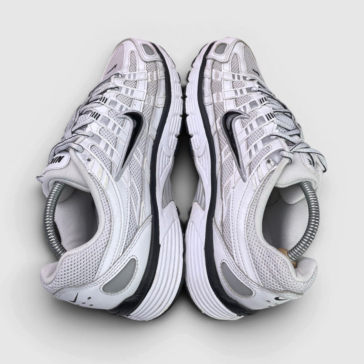 Nike P-6000 White Metallic Silver Black, buty sportowe męskie w bardzo dobrym stanie rozmiar 42.5, widok z góry