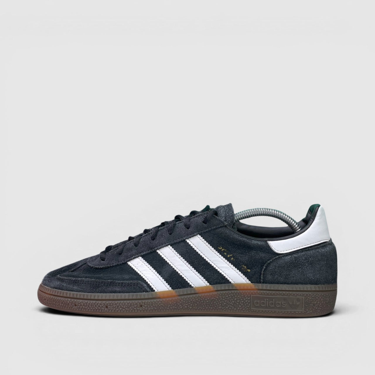 Adidas Handball Spezial Black Gum, buty sportowe męskie w bardzo dobrym stanie rozmiar 44, boczny profil, lewa strona
