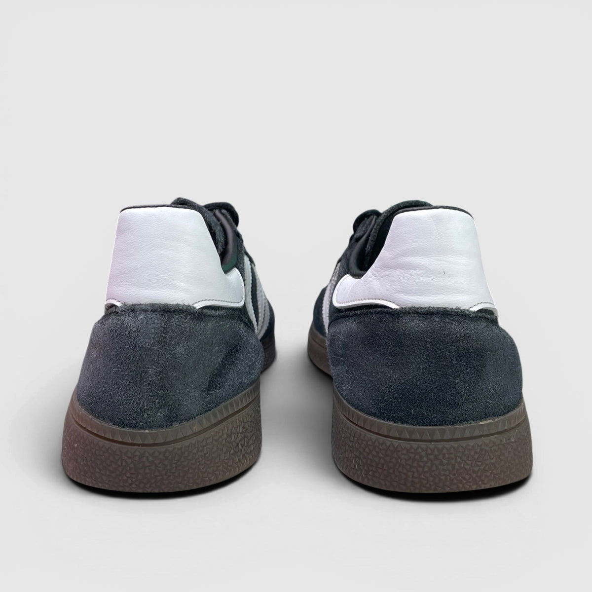 Adidas Handball Spezial Black Gum, buty sportowe męskie w bardzo dobrym stanie rozmiar 44, widok z tyłu