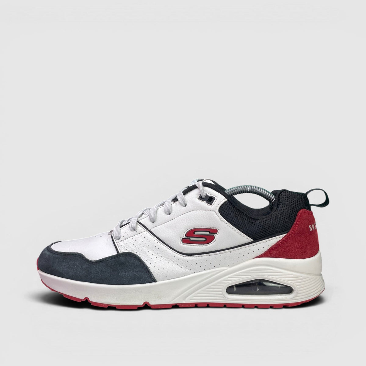 Skechers Sneakers — buty sportowe męskie w bardzo dobrym stanie rozmiar 43, boczny profil, lewa strona